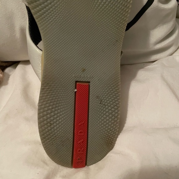 Prada - Picture 1 of 3